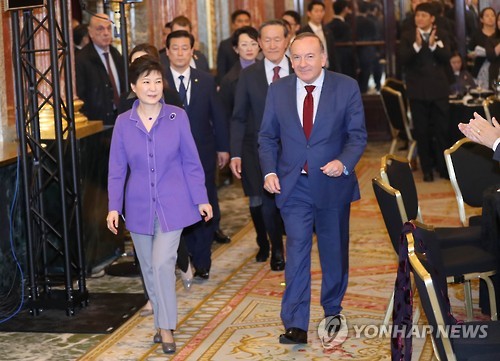 한-불 비즈니스 포럼 참석하는 박 대통령