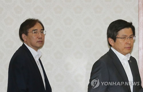 굳은 표정으로
