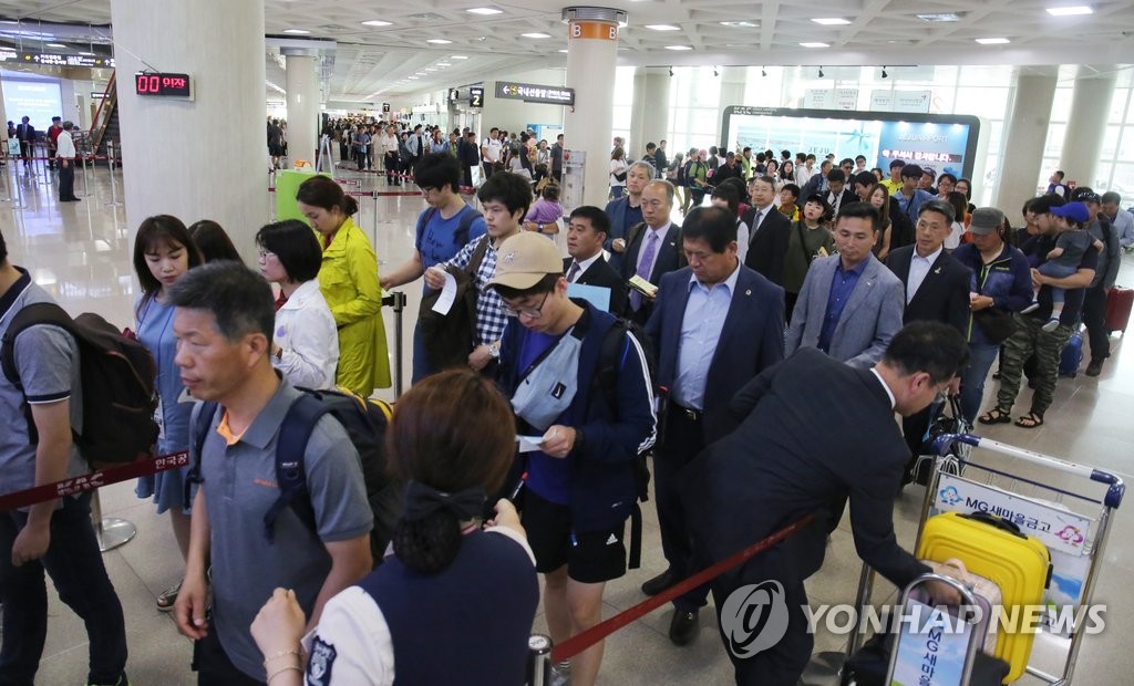 긴 줄 만들어진 제주공항 대합실