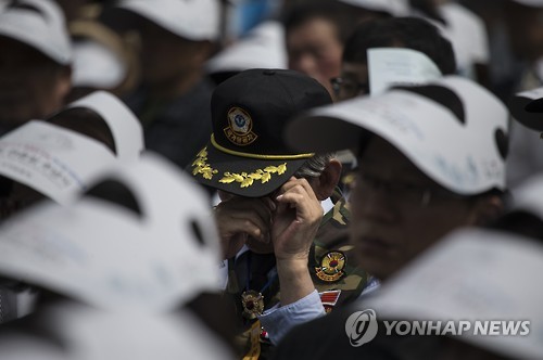 눈물 닦는 참석자