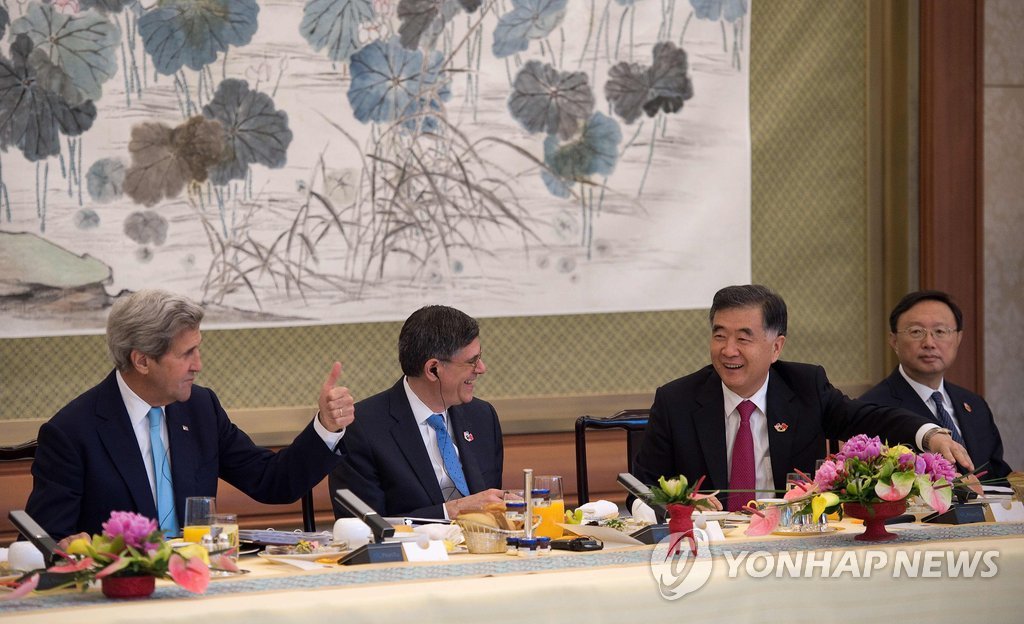 엄지 손가락 들어 보이는 케리 美국무