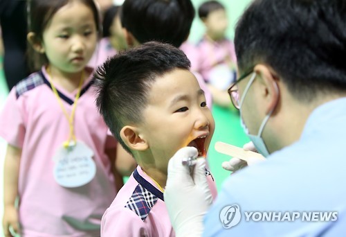 치과 검진을 받는 어린이의 모습