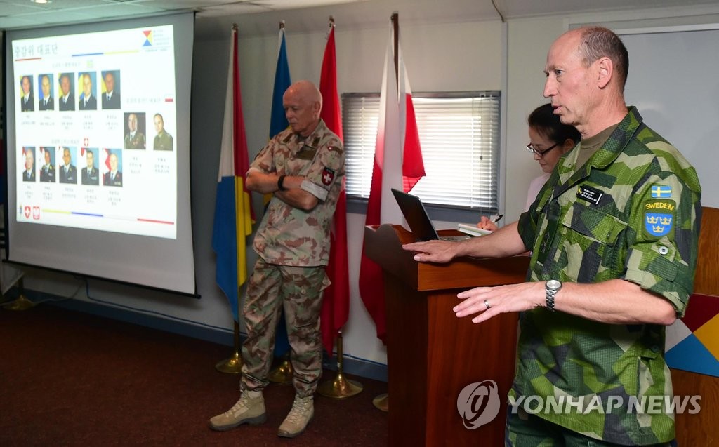 브리핑하는 중감위 스위스·스웨덴 대표