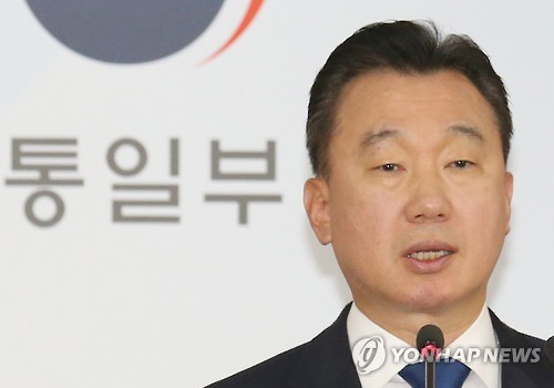 브리핑하는 통일부 대변인
