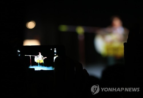 다시 노래하는 김광석