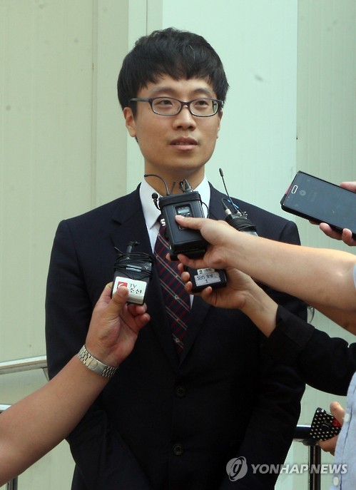 인터뷰하는 성현아 변호인