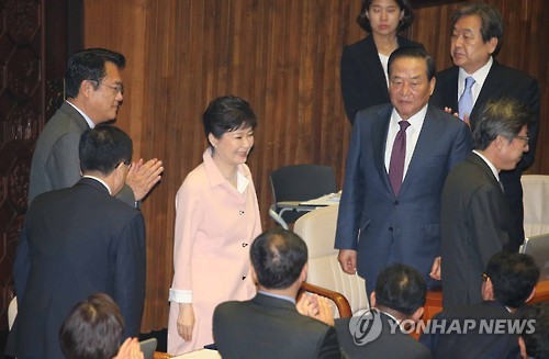 국회 본회의장에 들어서는 박 대통령