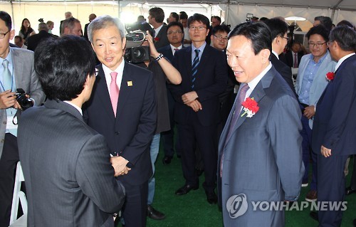 미국서 기공식 참석한 신동빈 (연합뉴스 자료사진)