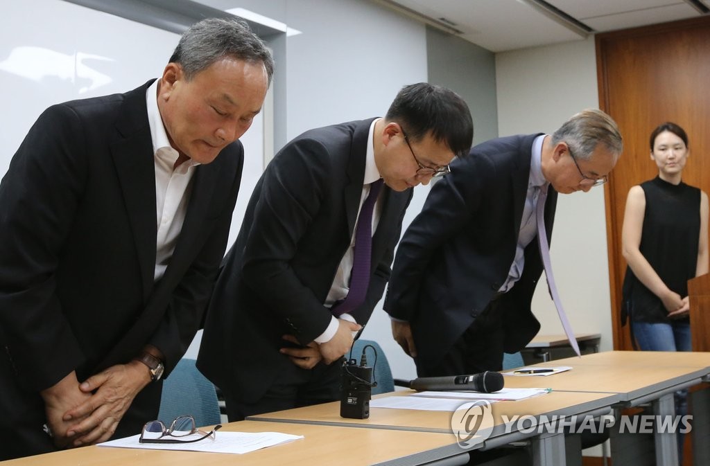 인사하는 박태환 부친