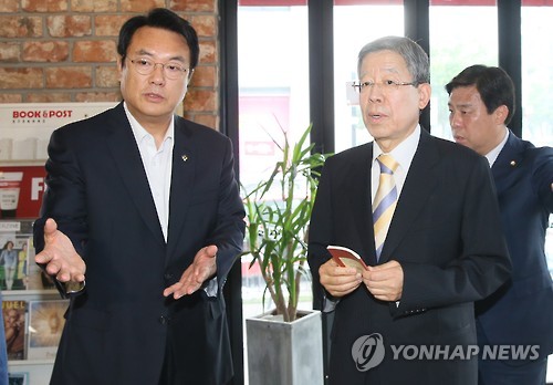 함께 입장하는 김희옥-정진석