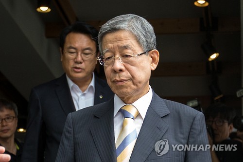 회동 마치고 나오는 김희옥 위원장