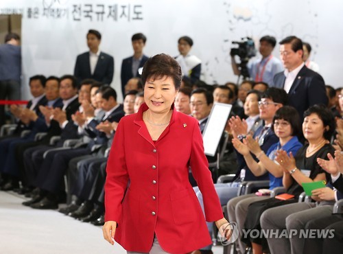 단상으로 나가는 박 대통령