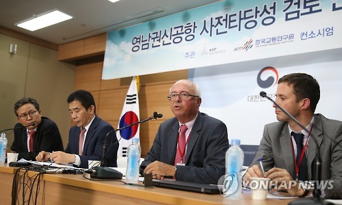 답변하는 장 마리 슈발리에 수석 엔지니어