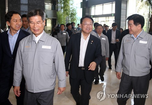 현대중공업 방문한 유일호 부총리