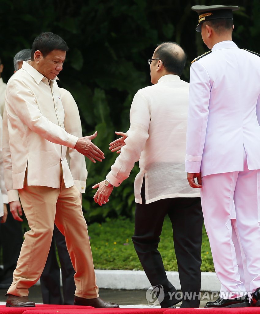 악수 나누는 新·舊 필리핀 대통령