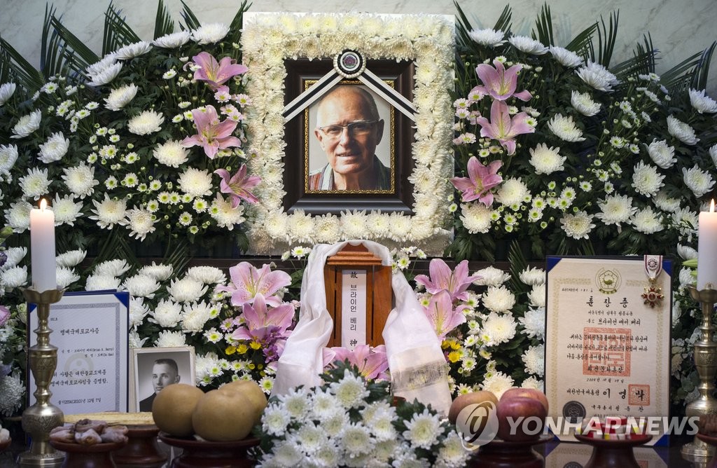 '푸른 눈의 탱화장' 브라이언 배리 법사 입적