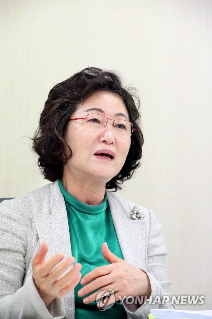 답하는 김태현 이사장