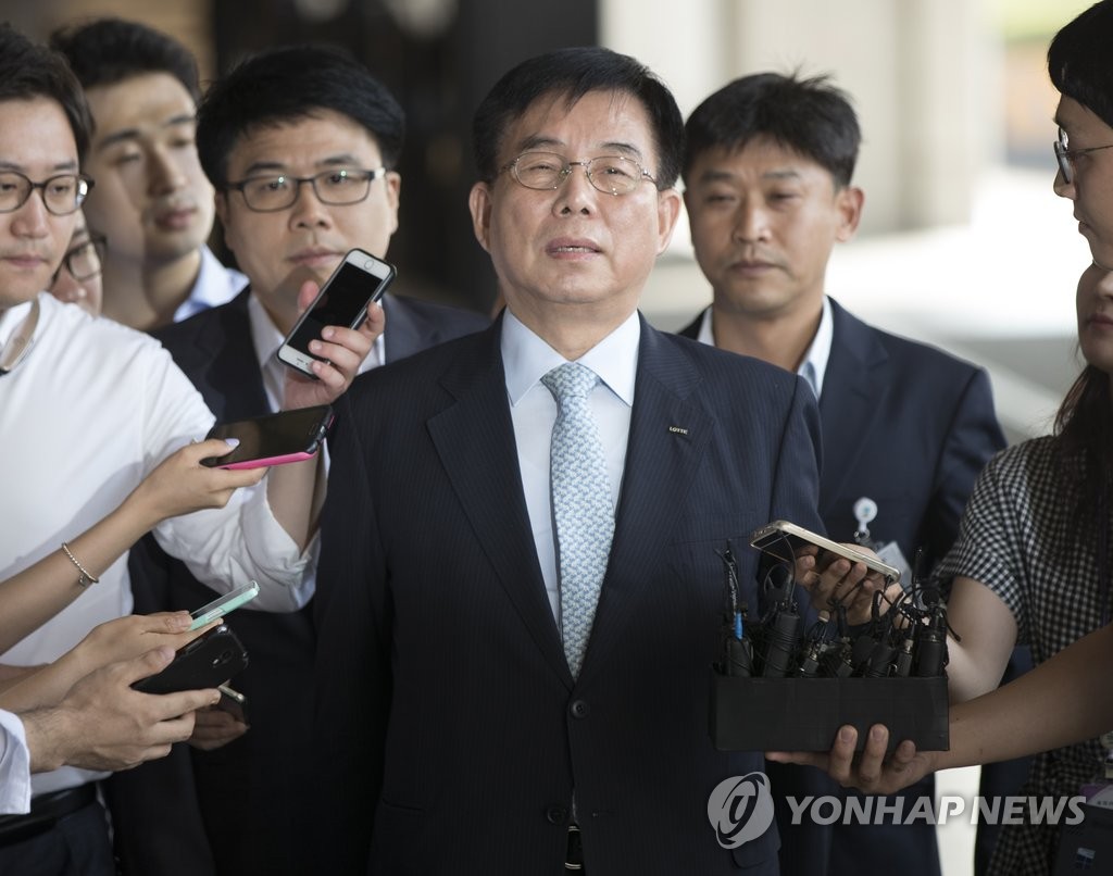 답답한 표정의 허수영 사장