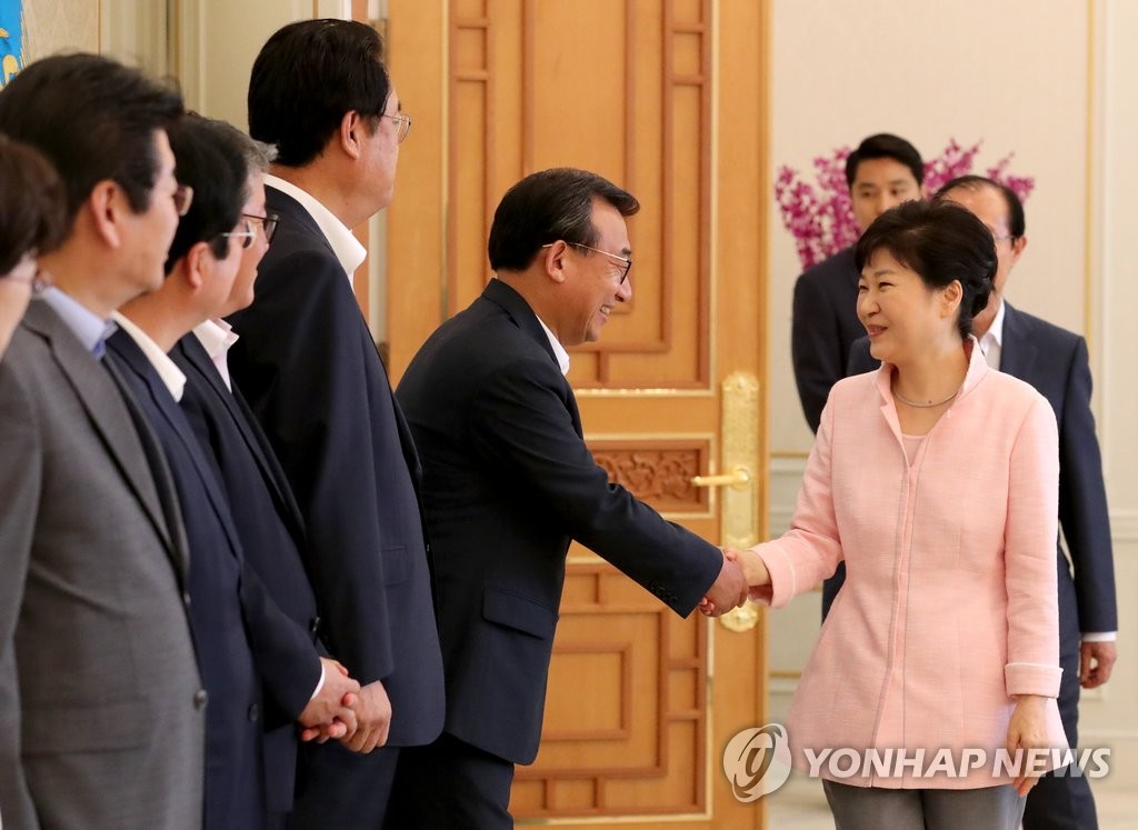 이정현 대표와 악수하는 박 대통령