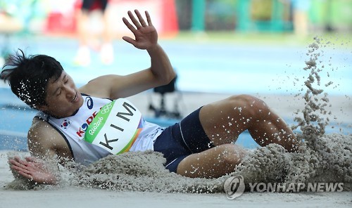 착지하는 김덕현