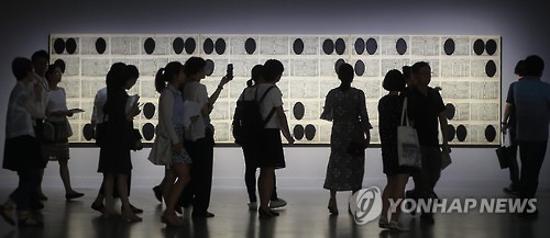 전시 둘러보는 참석자들