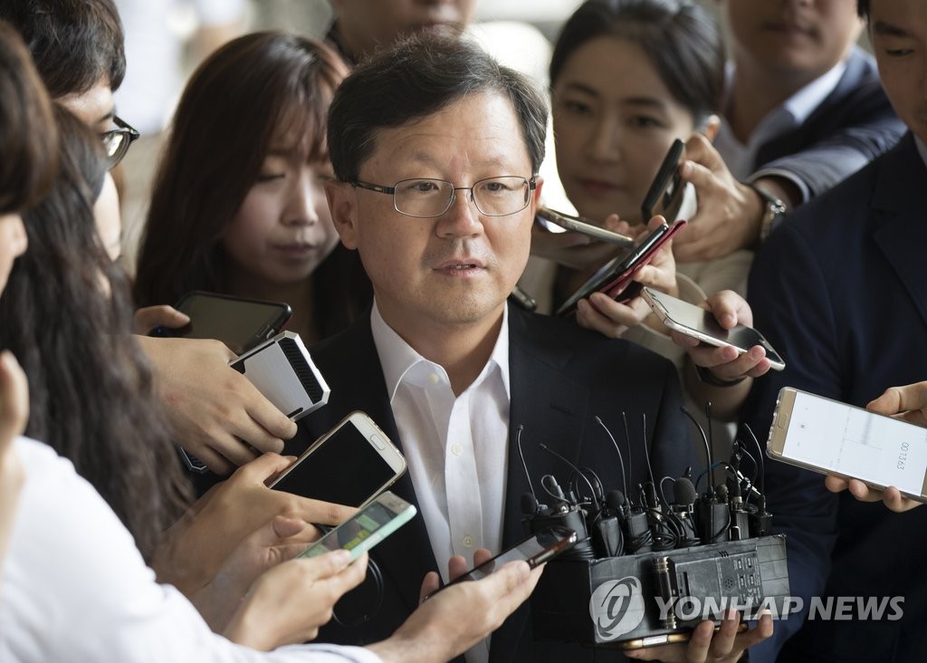 질문에 답하는 윤갑근 특별수사팀장