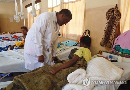 환자 돌보는 무퀘게 서울평화상 수상자