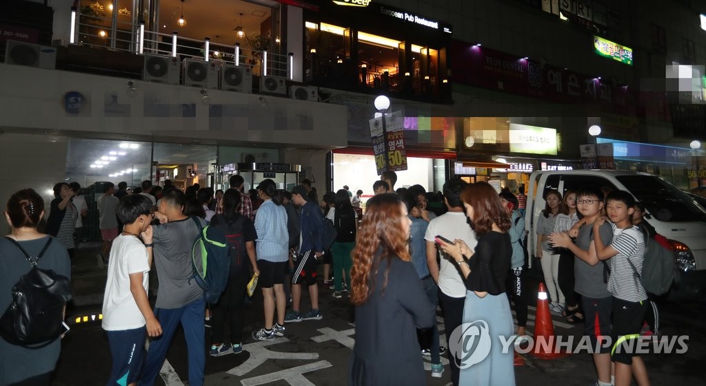 <규모 5.8 지진> '쿵쿵' 상가 건물 밖으로 대피
