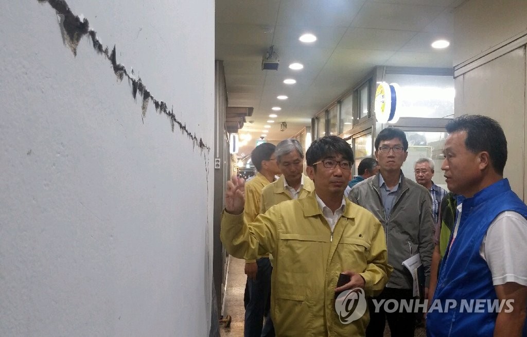<규모 5.8 지진> 대구경북지방중기청장, 경주 중앙시장 방문