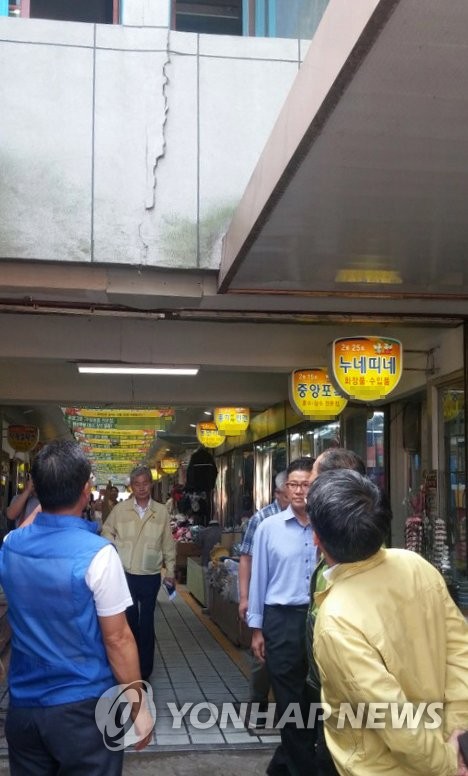 <규모 5.8 지진> 대구경북지방중기청장, 경주 중앙시장 방문