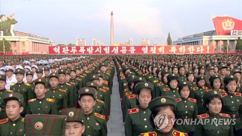 北, 5차 핵실험 평양시 축하행사 개최
(서울=연합뉴스) 북한 조선중앙TV는 13일 평양 김일성광장에서 '핵탄두 폭발시험 성공을 경축하는 평양시 군민연환대회'를 열었다고 보도했다. 사진은 이날 중앙TV가 녹화 방송한 행사장 모습. 2016.9.13 << 국내에서만 사용가능. 재배포 금지. For Use Only in the Republic of Korea. No Redistribution >>
nkphoto@yna.co.kr