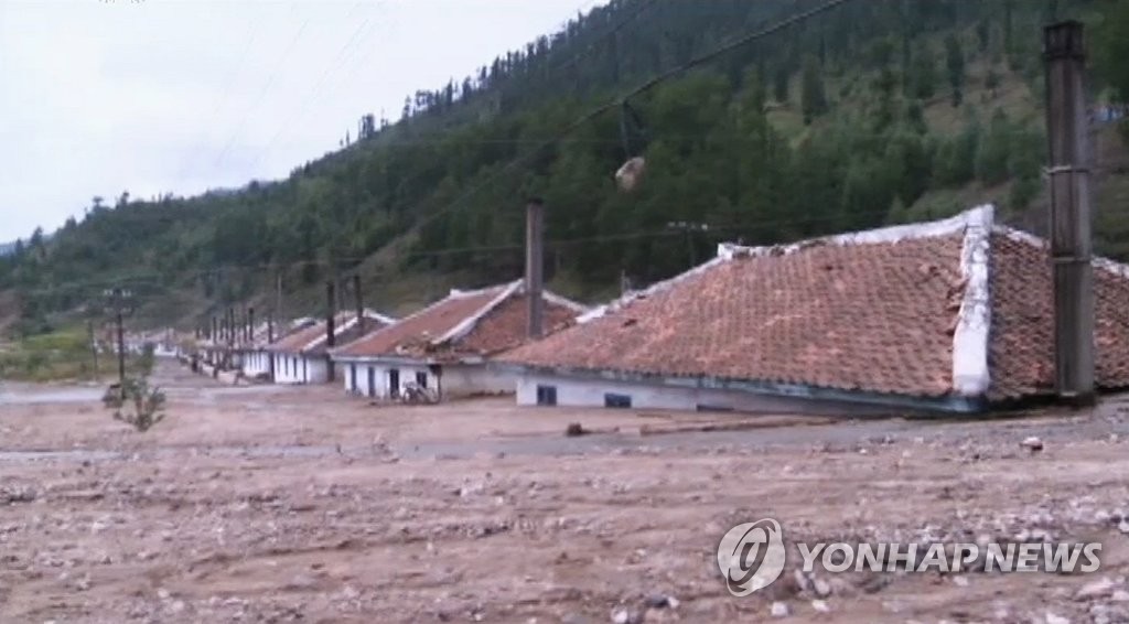 북한TV, 함경북도 연사군 홍수 피해 현장 공개
(서울=연합뉴스) 북한 조선중앙TV가 15일 공개한 함경북도 연사군 홍수 피해 현장의 모습. 몇몇 주택은 홍수가 몰고온 토사에 묻혀 지붕만 드러나 있고 철로도 일부 유실됐다. 주민들이 다리를 복구하는 모습도 보인다.2016.9.16 << 국내에서만 사용가능. 재배포 금지. For Use Only in the Republic of Korea. No Redistribution >>
nkphoto@yna.co.kr