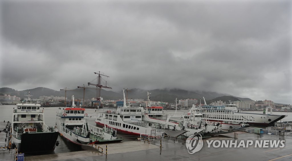 폭우·높은 파도로 발묶인 연안 여객선들