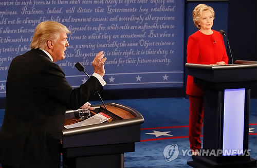 지난달 26일 첫 TV토론장의 힐러리 클린턴(오른쪽)과 도널드 트럼프
