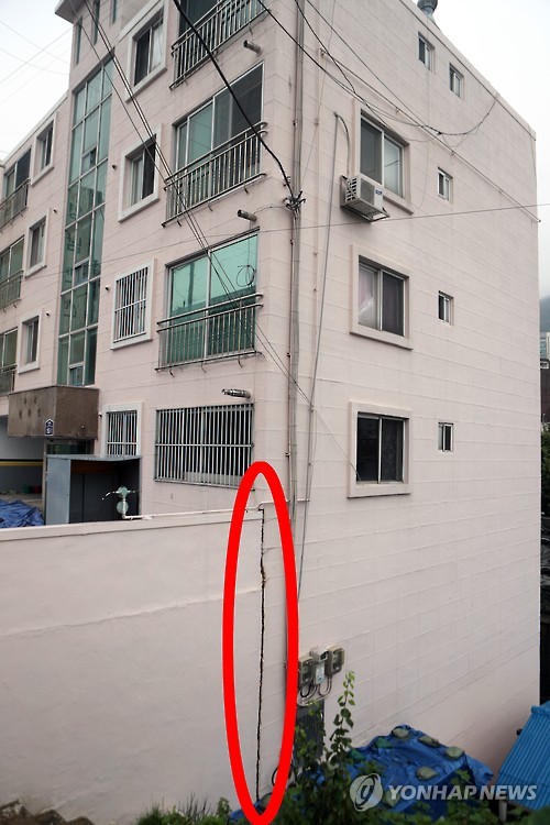 빌라 '기우뚱'…주민 긴급 대피