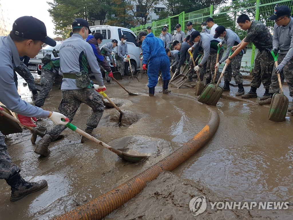 태풍 '차바' 피해복구 돕는 장병들