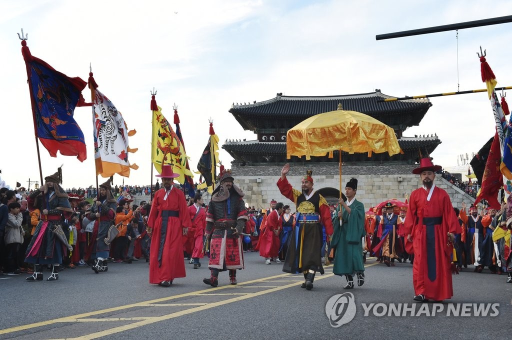 장안문 지나는 정조대왕…수원화성문화제