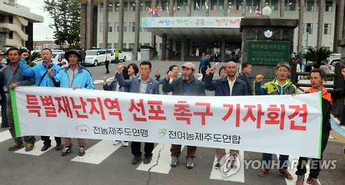 태풍 피해에 주먹 쥔 농민