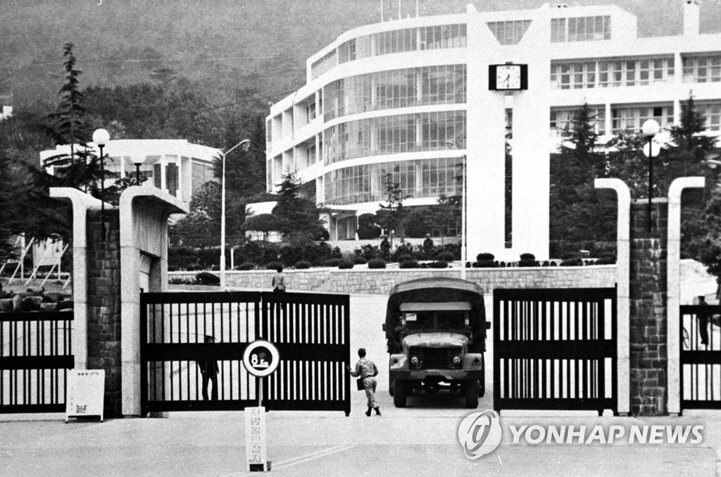 1979년 10월 부마민주항쟁 당시 군부대가 장악한 부산대