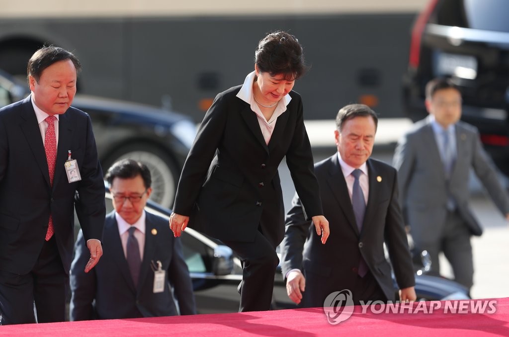 국회 본청 입장하는 박 대통령