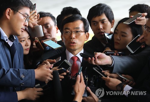 대기업 모금 주도...이승철 부회장 검찰 소환