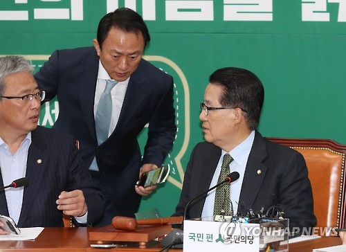 김명진 비서실장과 얘기하는 박지원 비대위원장