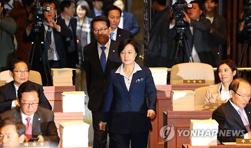 의원총회 입장하는 민주당 지도부