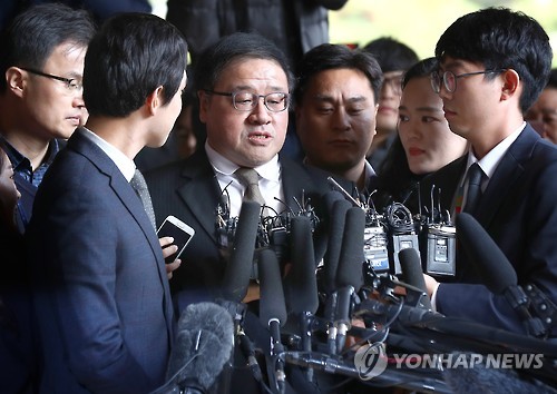질문에 답하는 안종범 전 수석