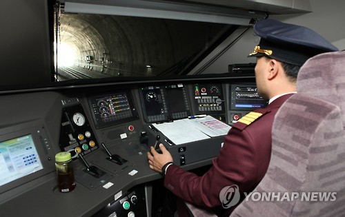 운전하는 수서발 고속철도 기관사