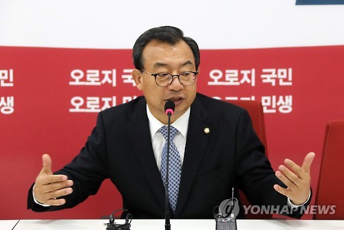 취재진 질문에 답하는 이정현