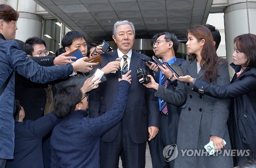 취재진 질문에 답하는 이경재 변호사