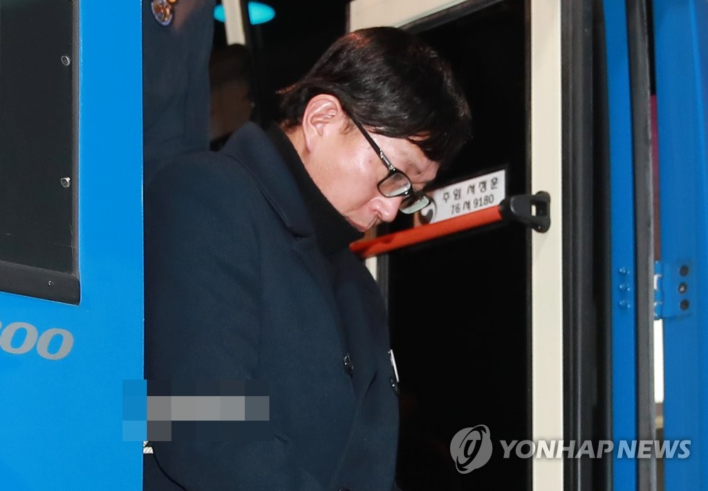 호송차에서 내리는 차은택