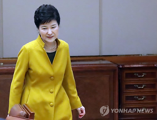 자리로 향하는 박 대통령