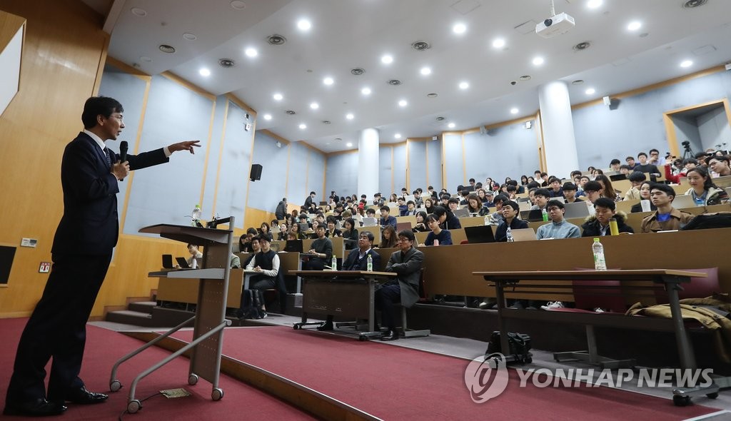 질문에 답하는 안희정 충남지사